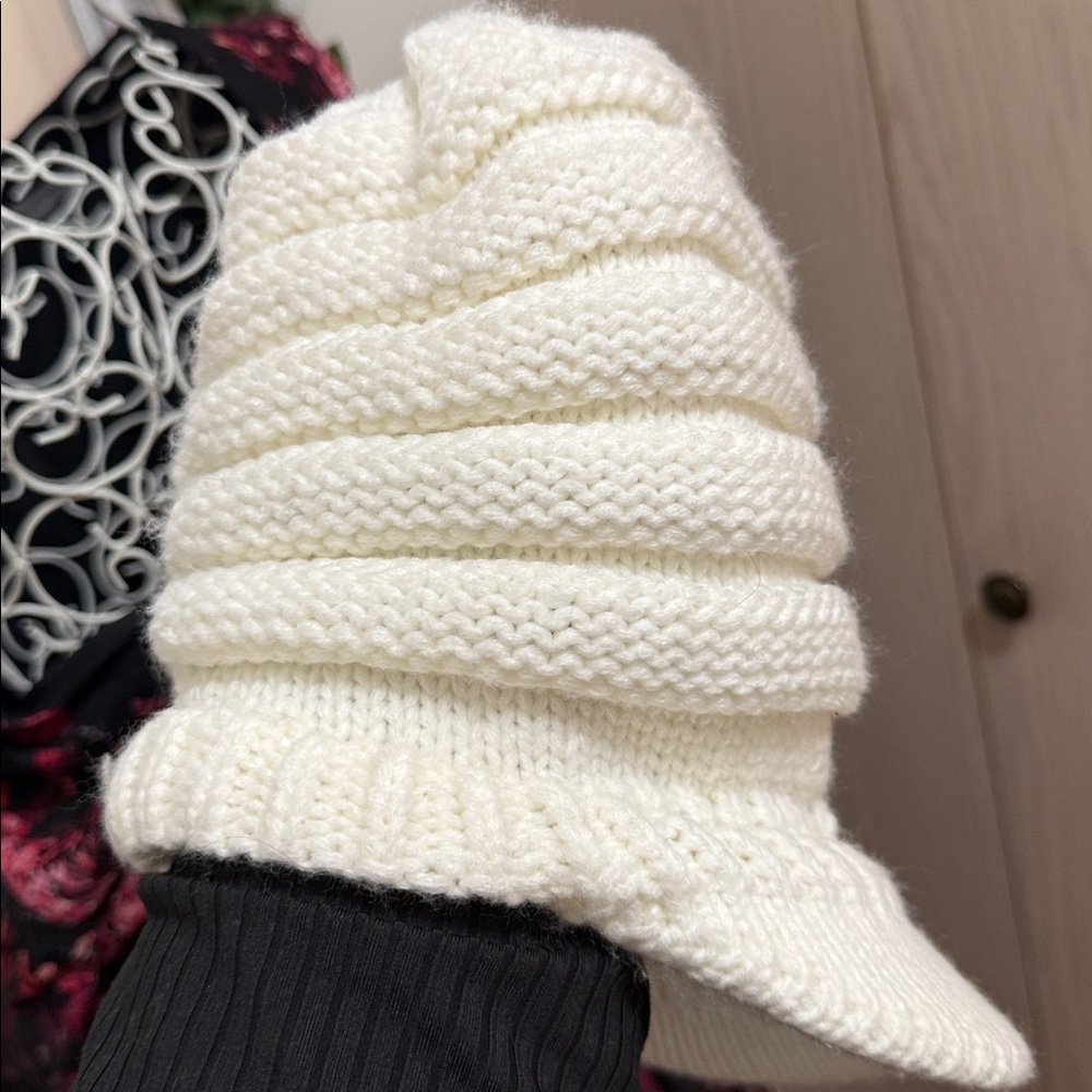 Elegant Cream Knit Women's Cap with Floral Accent - Picture 4 of 5